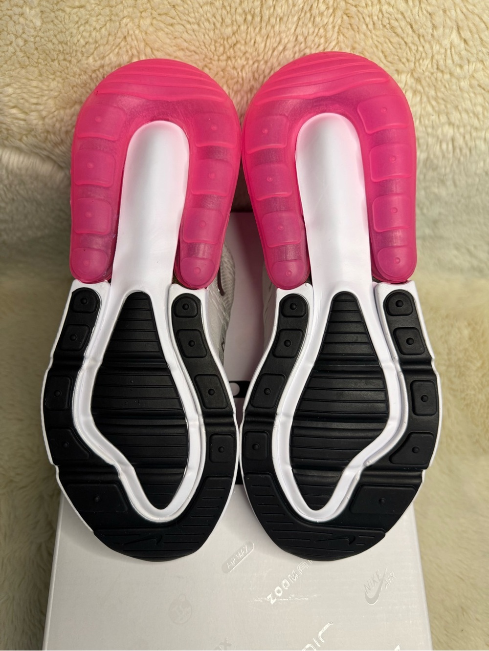 New in box- Nike Women’s Air Max 270 - Light Gray, Black & Hot Pink - Picture 5 of 6